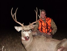 A hunter has a great chance at shooting a large mule deer buck while hunting with a guide from Redbone Outfitting.